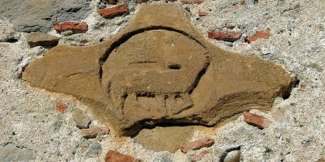 Capilla de San Julián Piedra grabada en la fachada